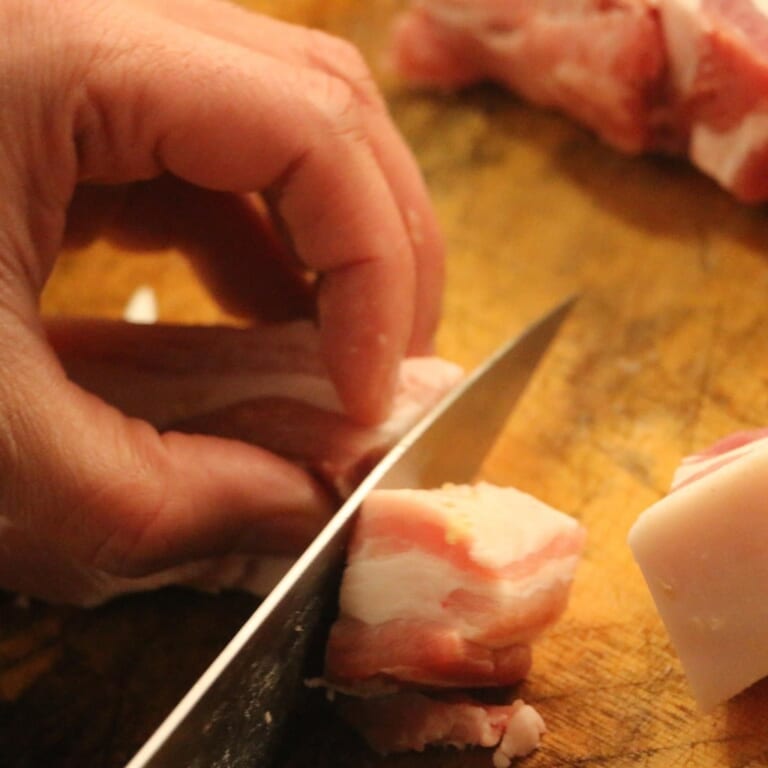 手順 1: 豚肉ブロック を一口大に切ります。目安の大きさで構いません。