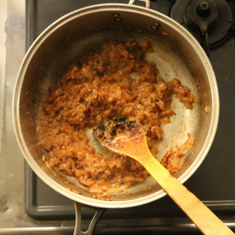 手順 3: なすとピーマンの表面に火が通ったら取り出し、スパイスAを加える。