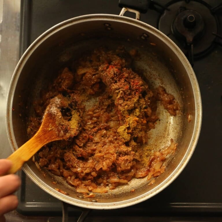 手順 3: 黒糖、青唐辛子、塩、レモン汁を加え味を整える。