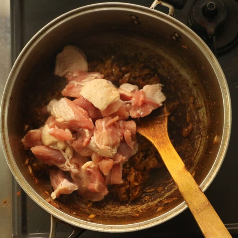 手順 4: スパイスAの香りが立ってきたら玉ねぎを加え飴色になるまで炒めて、⒈のマリネしておいた豚肉を加えしっかりと炒める。