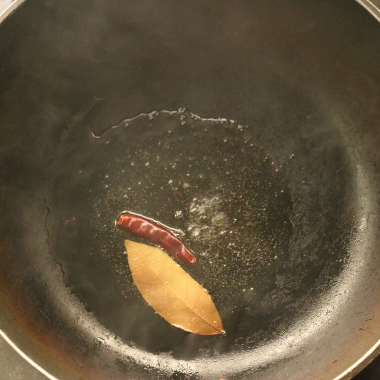 手順 5: ⒋を鍋に加え一緒に煮込む。
