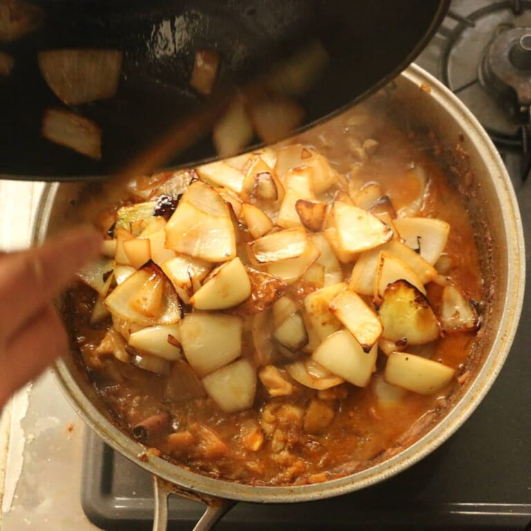 手順 8: ざく切りにした玉ねぎを炒め、透明になったらカレーに加えて約10分煮込みます。