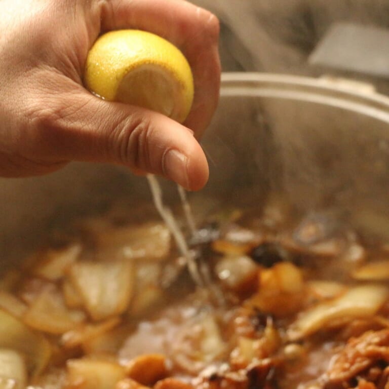 手順 9: 仕上げにレモン汁とスパイスAのガラムマサラを入れ、味を整えたら完成です。