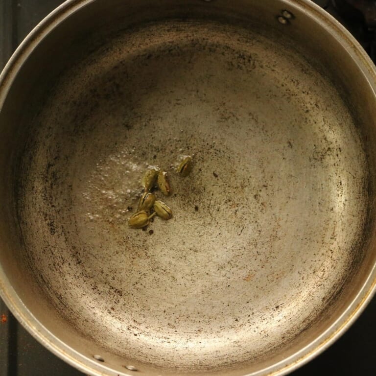 手順 4: 温めたフライパンでサラダ油を熱し、カルダモンを炒めます。中火~強火にしましょう。
