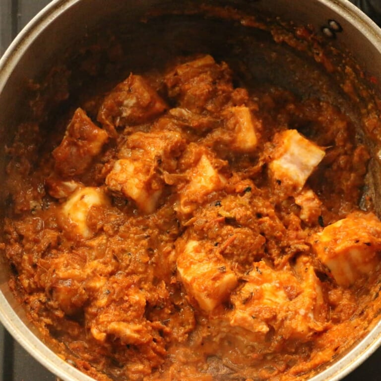 手順 8: 豚肉を加え全体とよく混ぜます。豚肉の表面に火が通ったら、ひたひたになるぐらいを目安に水を入れっます。