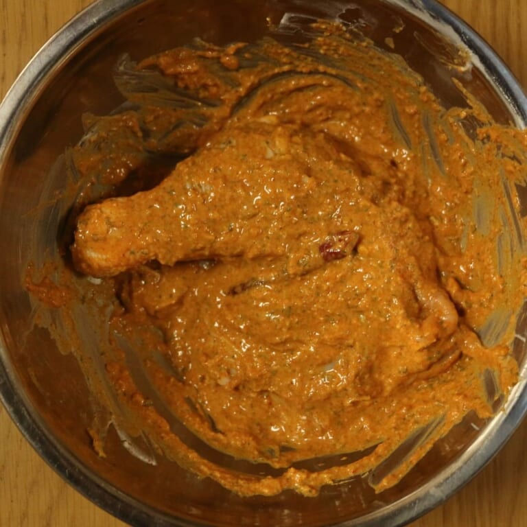 手順 2: 鶏肉と合わせ、2時間ほど漬け込んでおきます。