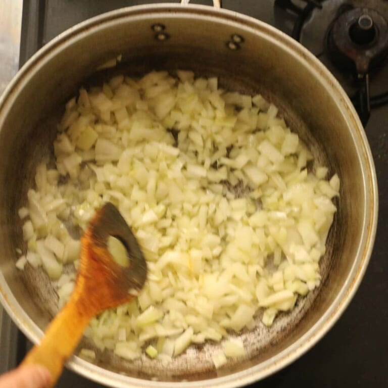 手順 2: 温めたフライパンでサラダ油を引き、玉ねぎを加えてねっとりするようになるまで炒めます。