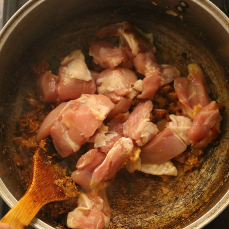 手順 6: 全体の水分が飛びペースト状になったら鶏肉を加え、混ぜ合わせます。
