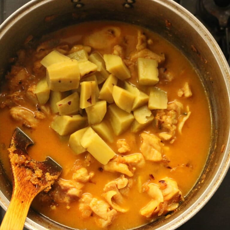 手順 7: 鶏肉の表面の色が変わったら水(約400ml)を加え、さらに茹でたさつまいもを加えて煮立ったら蓋をします。 弱火で約10分