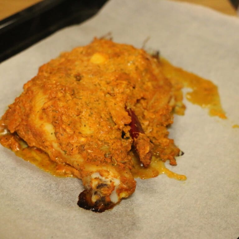 手順 6: オーブンを開け鶏肉の中を開き、火が通っている事を確認し完成。食べる前に、チキンにコリアンダーチャツネをかけて召し上がって