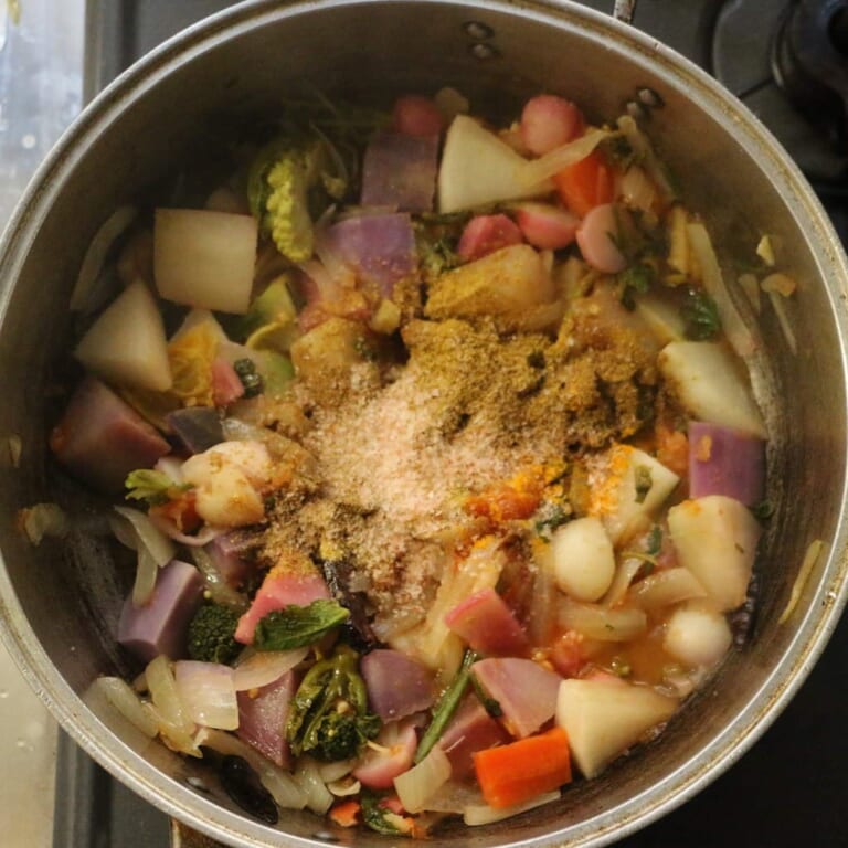手順 5: トマトや他の野菜から水分が十分に出てきたら、スパイスAを加えて混ぜる。