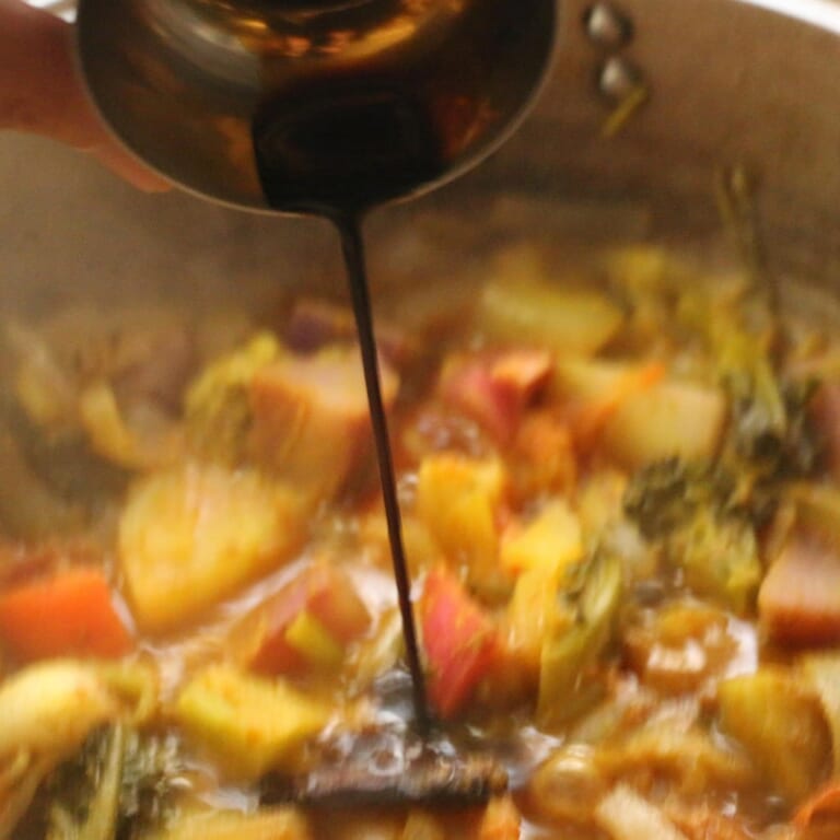 手順 6: 最後にしょうゆを加えてひと混ぜし、塩で味を整える。