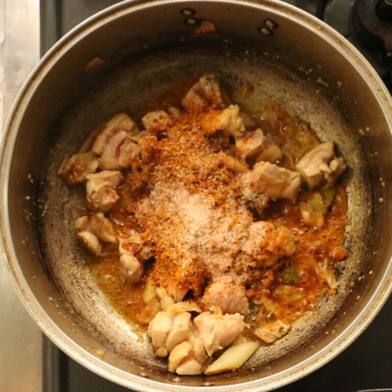 手順 4: にんにくと生姜の香りが立ってきたらカレーボトルと塩を入れて軽く炒めます。