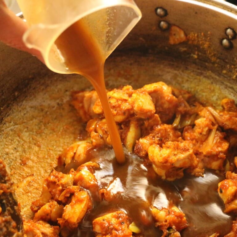 手順 5: その後、カレーだしを加えて全体になじむまで軽く炒めます。