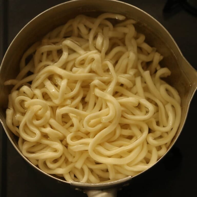 手順 1: うどんは最後の工程でカレーの汁と合わせるので、時間を見計らってたっぷりの水で茹でておきます。