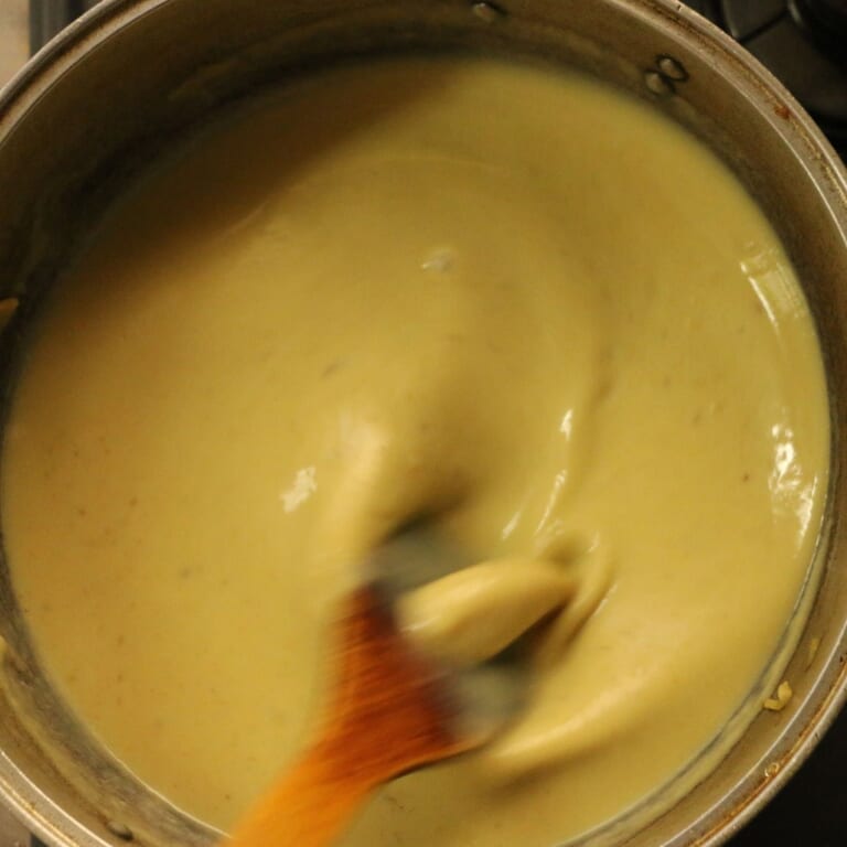 手順 7: 牛乳を加えてかき混ぜ、一煮立ちさせます。鍋底が焦げ付きやすいので火を強くしすぎないよう注意してください