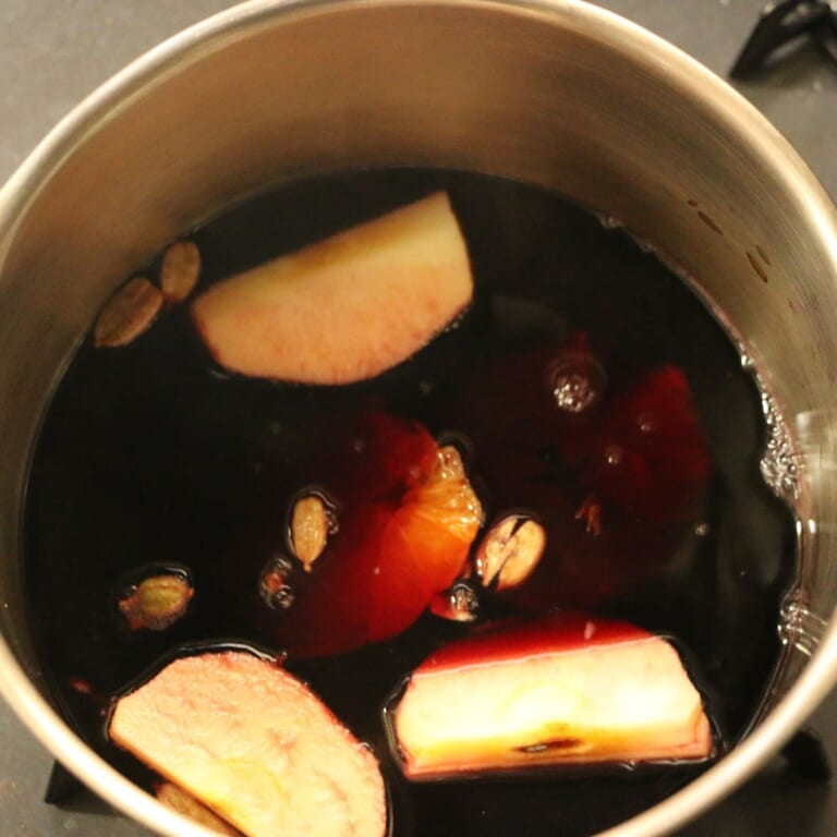 手順 1: ワインにスパイスと皮をむいた果物を鍋にいれ、弱火で温めます。 はちみつ、レモン汁はここでは入れません。