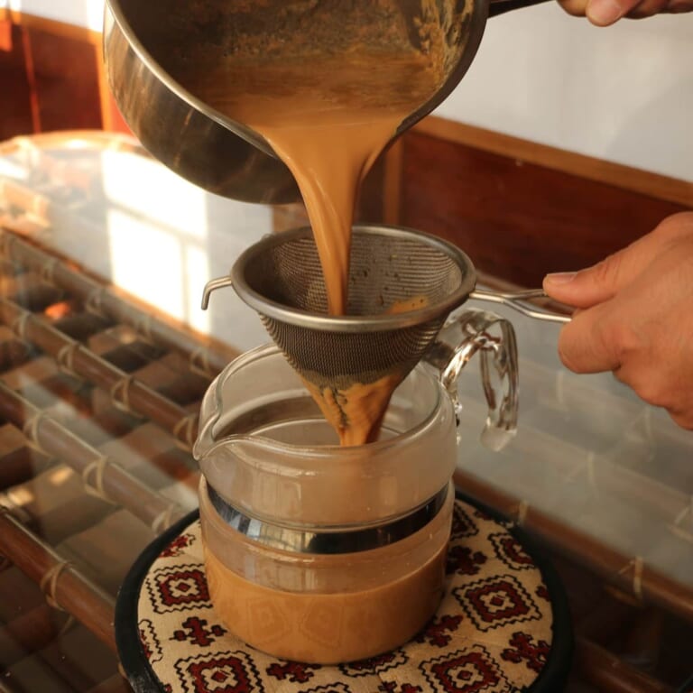 手順 3: 茶こしでこしてカップに注ぎ分ける。ティーポットに入れてから、泡立てるように高いところから注ぐと、さらに美味しく味わえる。