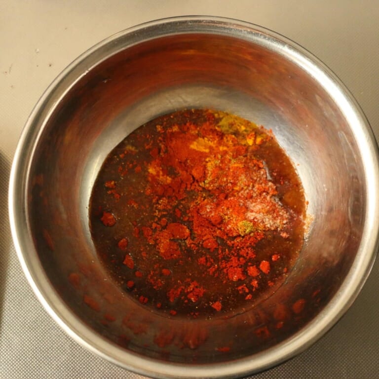 手順 1: スパイスは一気に混ぜてOKです ボウルにサラダ油、塩、スパイスAを入れてよく混ぜ合わせます。