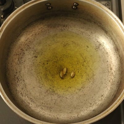 コリアンダーチキンカレーのホールスパイスのテンパリング