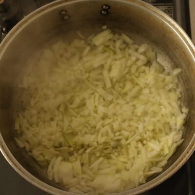 コリアンダーチキンカレーのテンパリング後の玉ねぎ追加