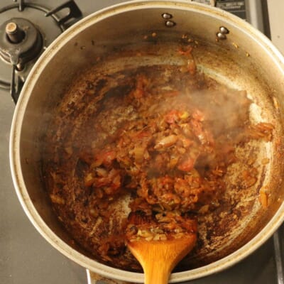 コリアンダーチキンカレー、トマトを炒める。