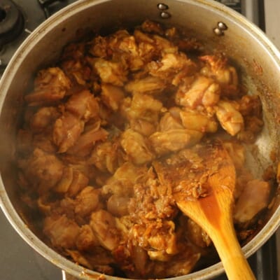コリアンダーチキンカレー、鶏肉を炒める