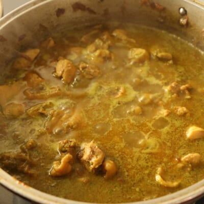 コリアンダーチキンカレーを煮込みます