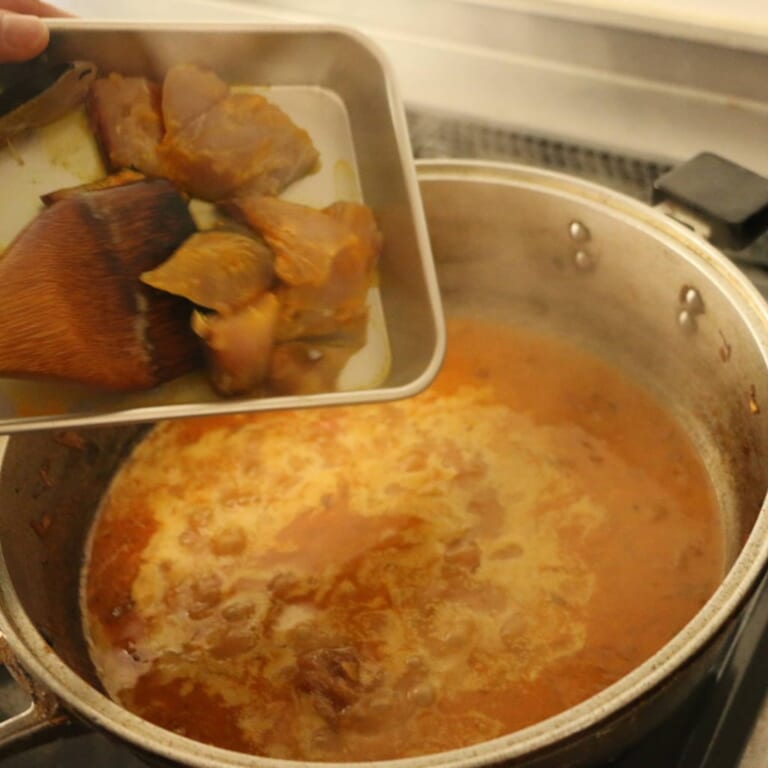 手順 6: ココナッツミルクを加えてひと煮立ちさせた後、マリネしておいた鰆と加えます。