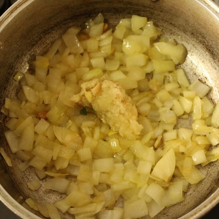 手順 2: カルダモンがプクッと膨らんできたら、玉ねぎを加え、飴色になるまで炒めます。玉ねぎを飴色になったら、にんにく、生姜を入れま