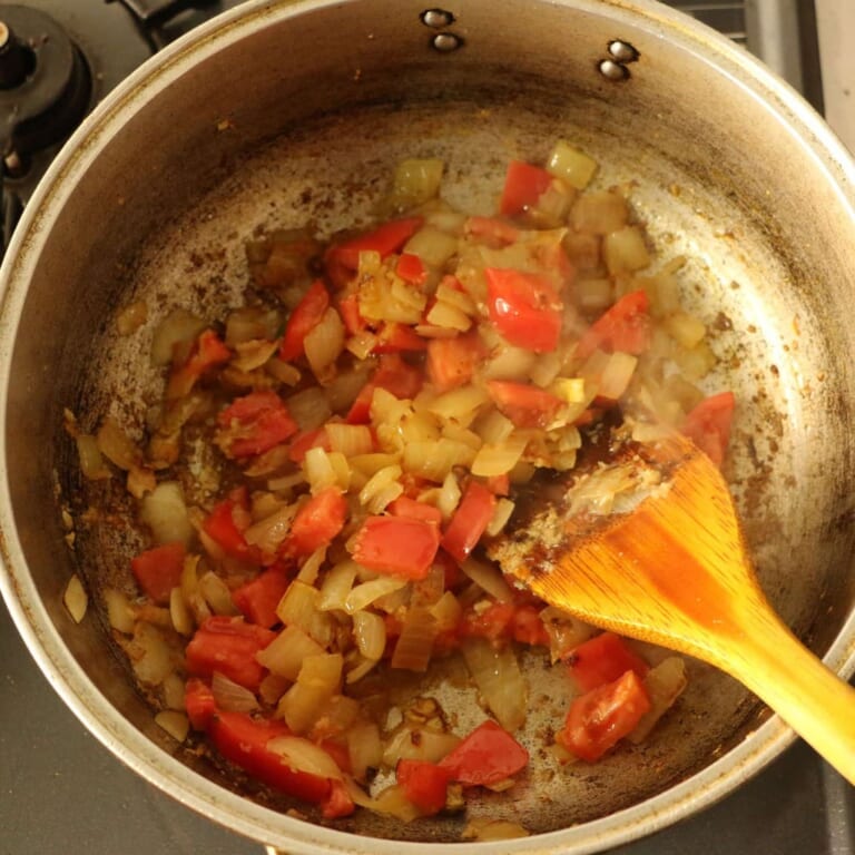 手順 3: にんにく、生姜の香りが出てきたら、トマトを加え水分が飛ぶまで炒めます。