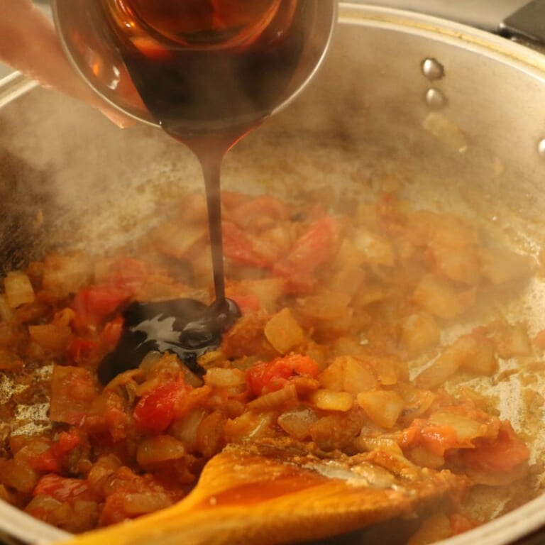 手順 4: スパイスB、塩を加え混ぜ合わせた後、 オイスターソースと鶏もも肉を加えて炒めます。