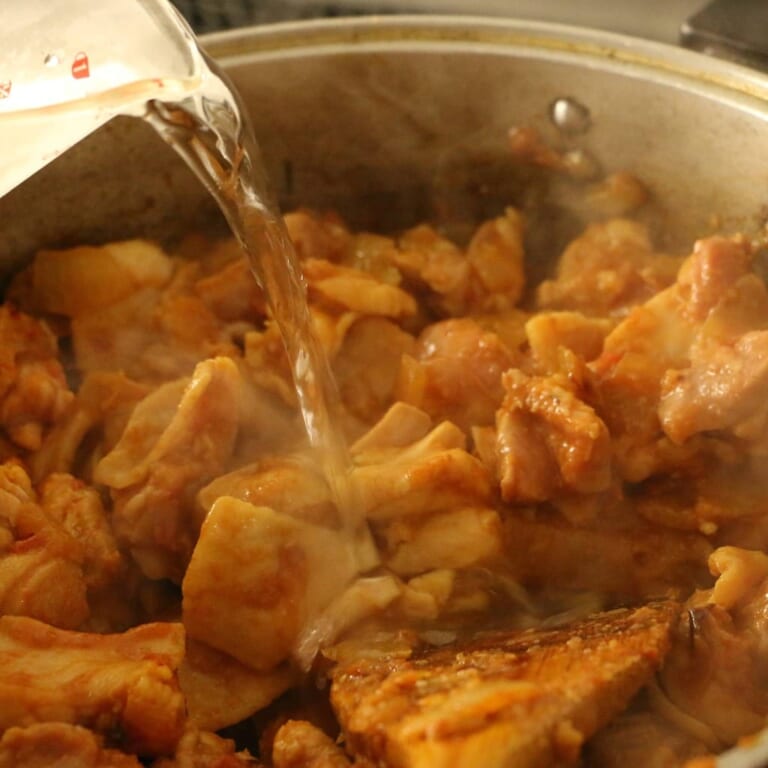 手順 5: 肉の表面が色付いたら、水を加えて煮込みます。