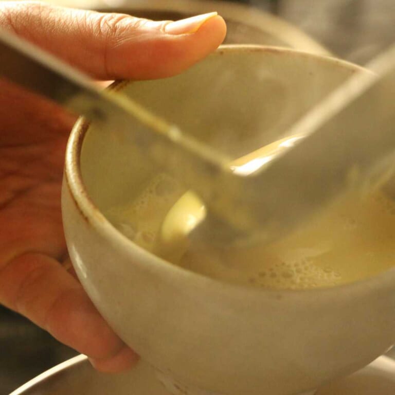 手順 3: あとは器に注いで完成です。 お好みでシナモンやジンジャーパウダーを飲む直前に振りかけて、香りを前に立たせるのもおすすめで