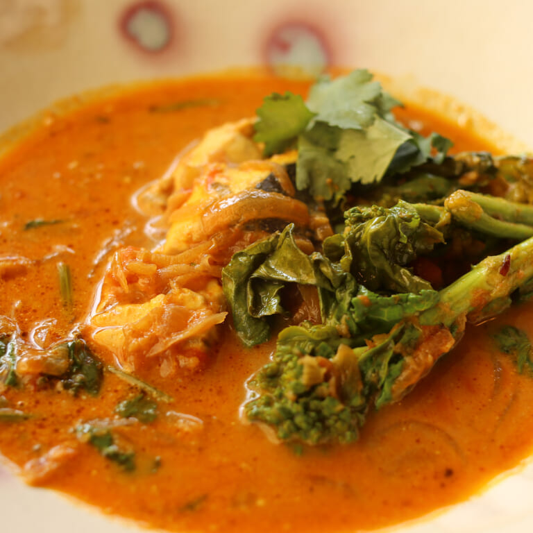 菜の花と鰆のフィッシュカレーのレシピ|春の本格スパイス魚カレー
